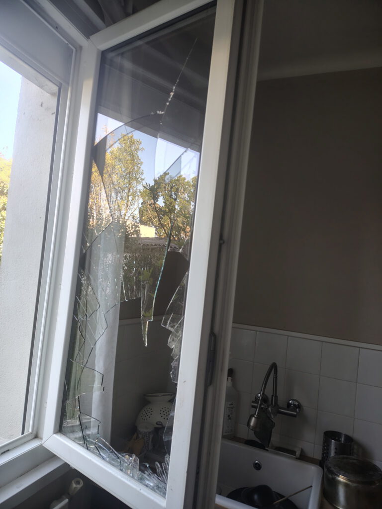 Mise en sécurité provisoire d'une ouverture brisée avec plaque OSB – vitrier d'urgence en attente de remplacement