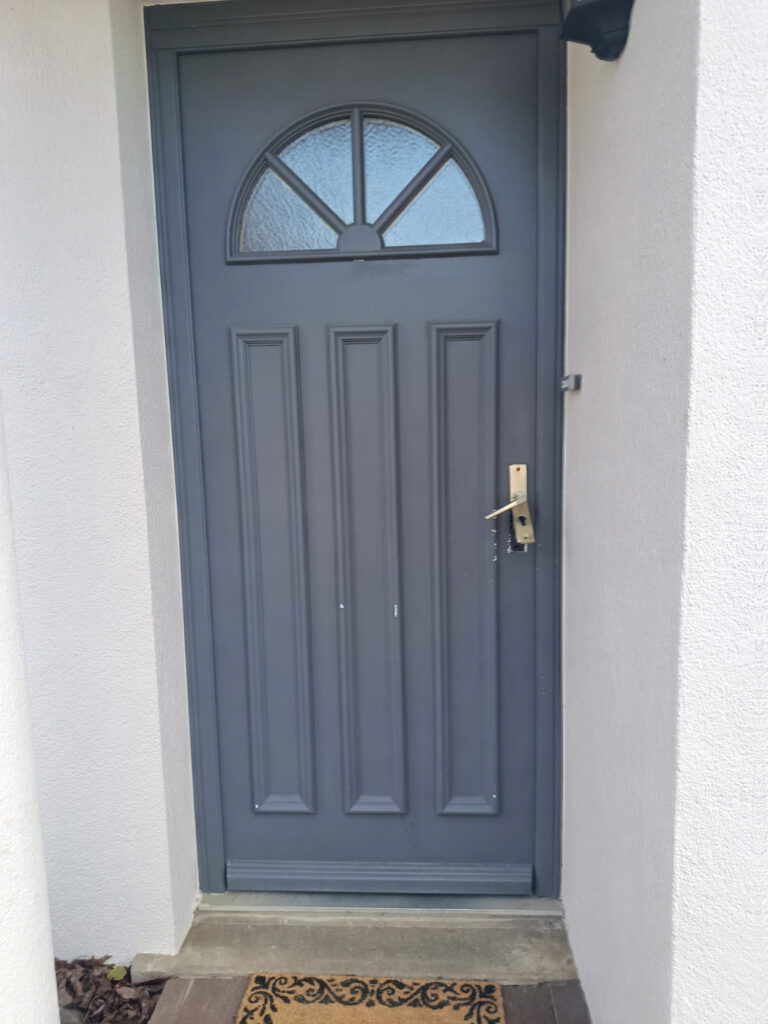 Porte d'entrée avec poignée et serrure vue de l'extérieur