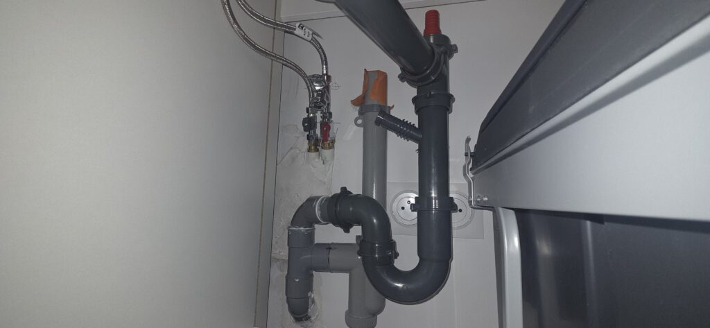 Plombier d'urgence en intervention sur une canalisation en Loire-Atlantique