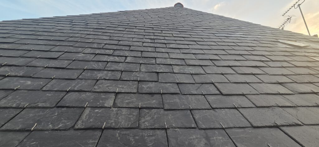 Toiture en urgence : bâchage, étaiement et assurance - réseau d'artisans Loire-Atlantique - Urgence Habitat Pro