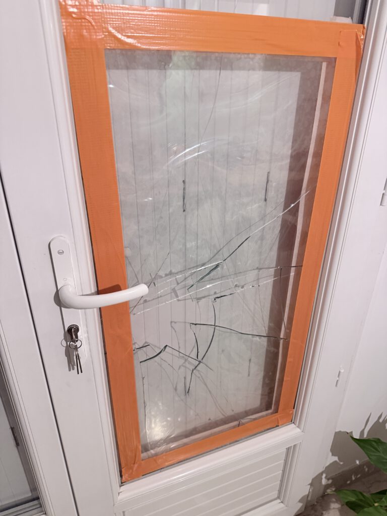 Vitrier professionnel découpant et posant un verre sur mesure pour remplacement d'urgence