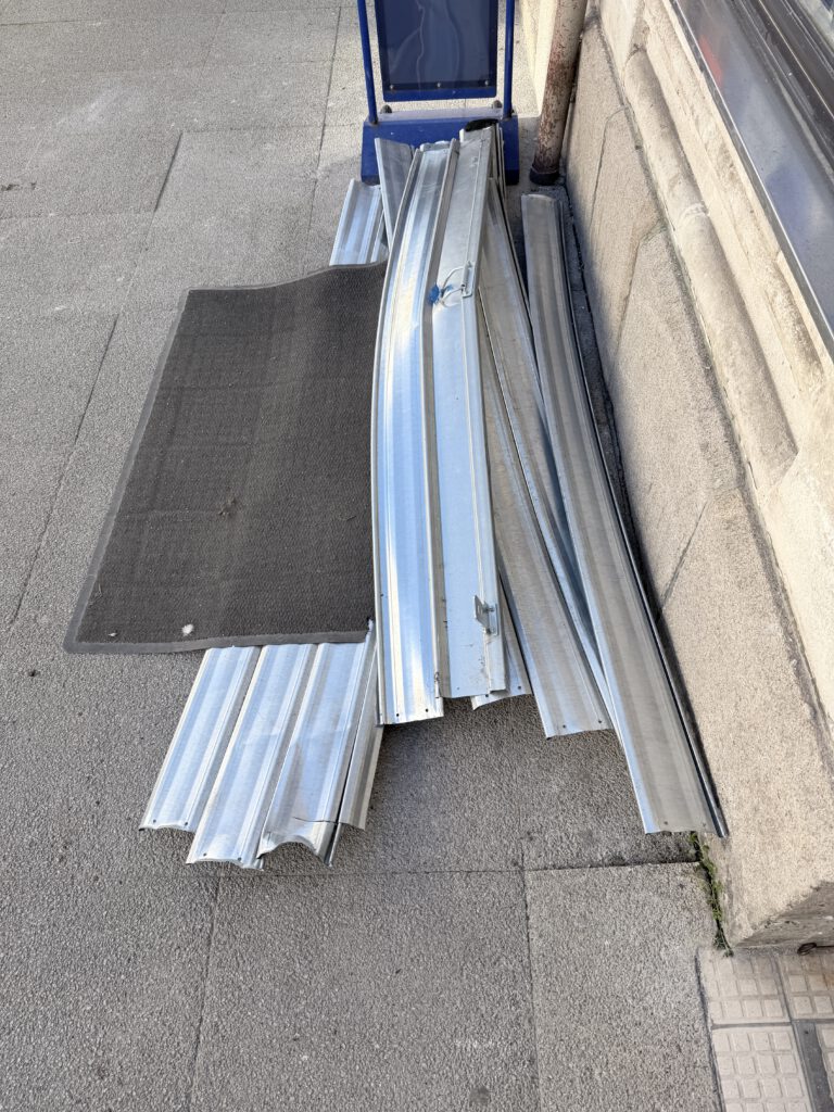 Cadre aluminium et dormant de porte arraché après effraction – dommages nécessitant intervention vitrier d'urgence