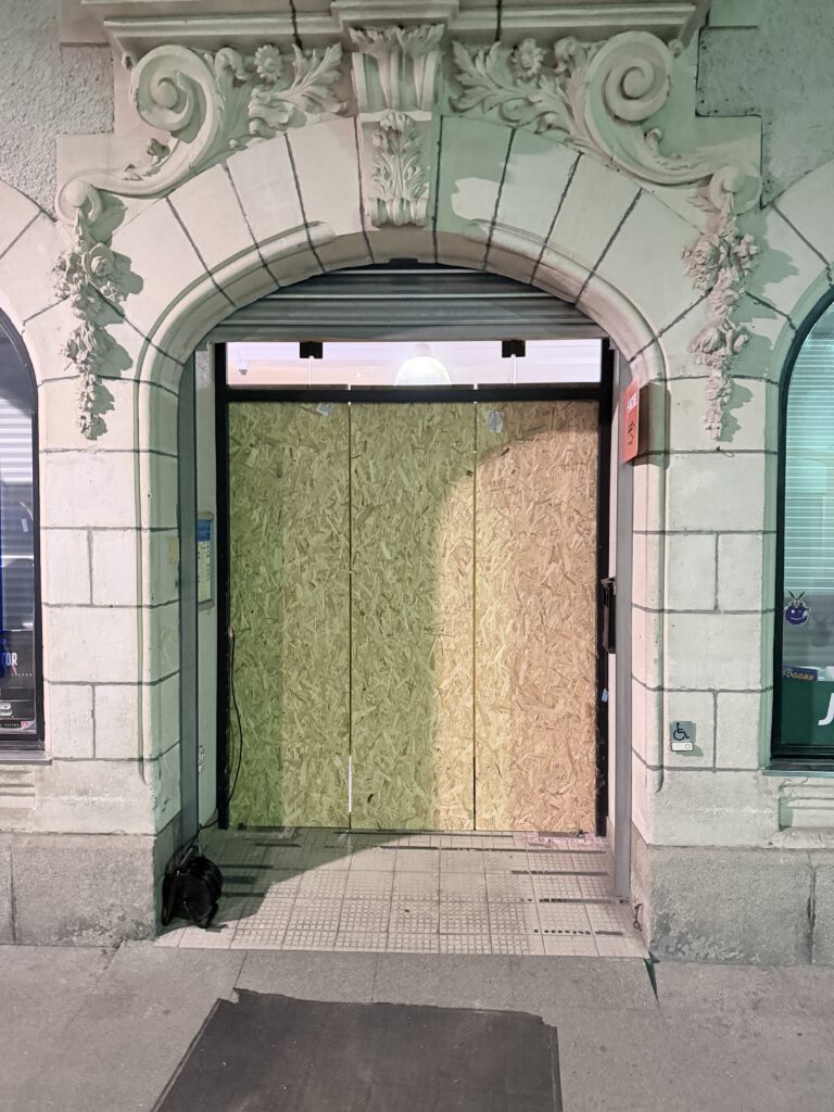 Nouvelle vitre posée et jointoyée au mastic par un vitrier d'urgence – résultat propre et étanche