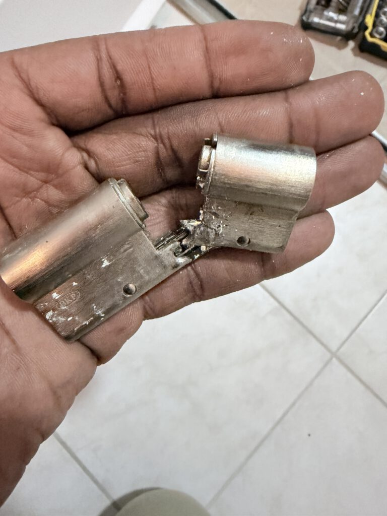 Gros plan sur cylindre européen défaillant ou forcé – remplacement par serrurier d'urgence certifié