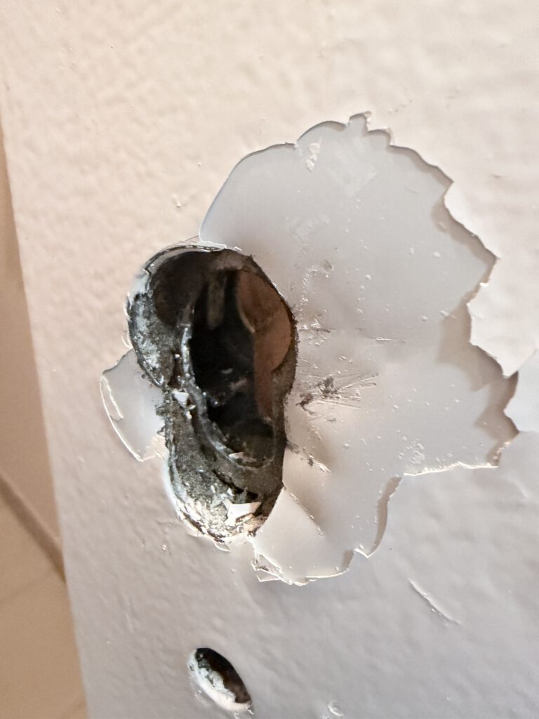 Serrurier remettant les nouvelles clés au propriétaire après remplacement de serrure – fin d'intervention urgence