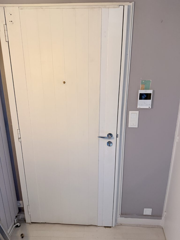 Porte de garage sécurisée avec deux cylindres de serrure – intervention serrurier d'urgence après tentative d'effraction