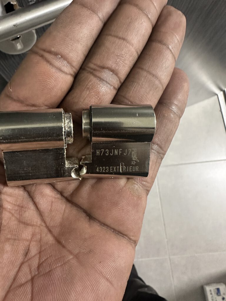 Serrurier ouvrant une serrure multipoints sur porte blindée – intervention rapide urgence serrurerie