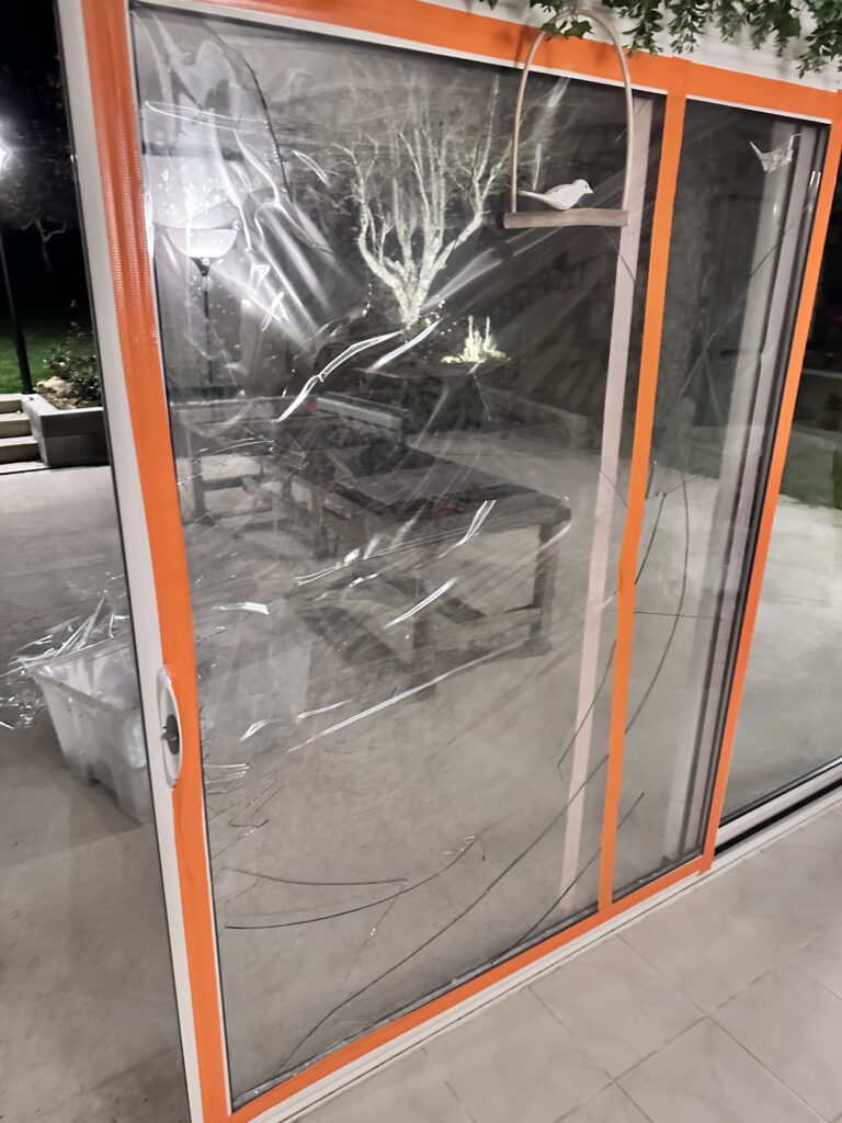 Vitre de porte d'entrée brisée après tentative d'effraction – intervention vitrier d'urgence nécessaire