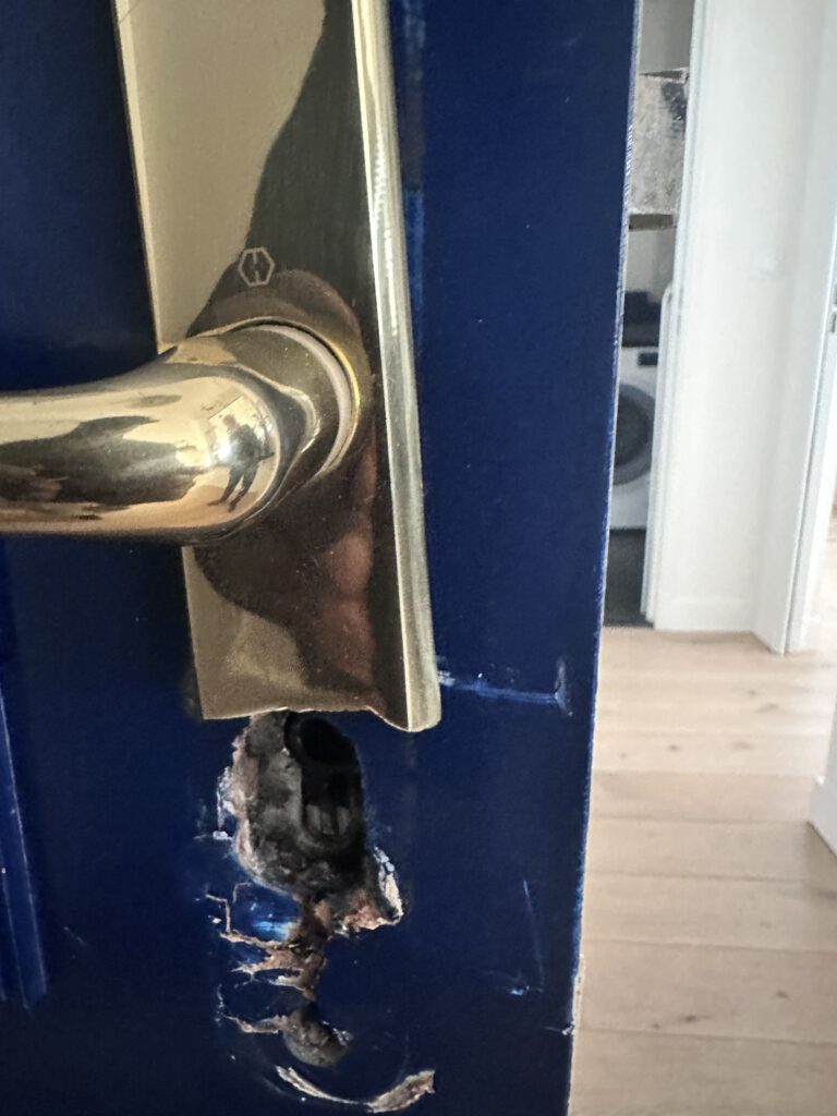 Serrurier inspectant une serrure endommagée après tentative d'effraction – diagnostic et devis gratuit