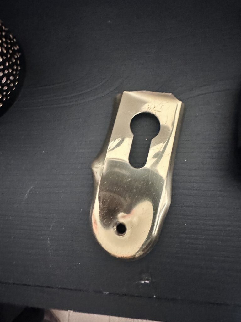 Pose d'une serrure haute sécurité A2P sur porte d'entrée – serrurier professionnel agréé assurance