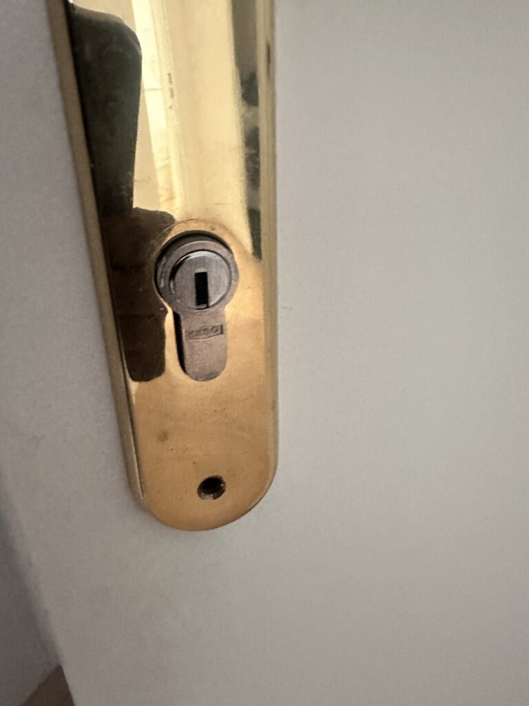 Porte d'entrée sécurisée avec nouvelle serrure après intervention serrurier d'urgence – résultat final