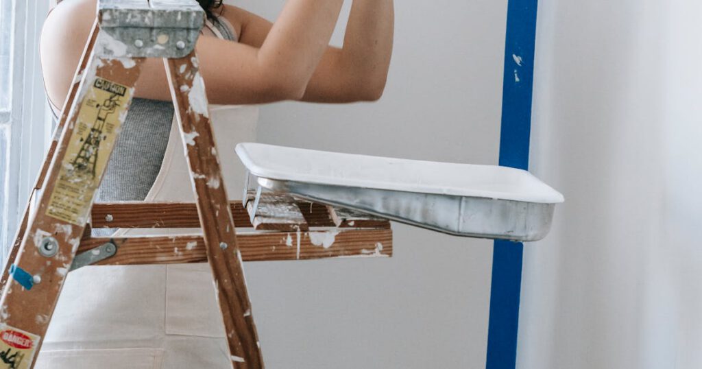 Toiture endommagée après une tempête violente – tuiles arrachées et charpente exposée, couvreur urgence